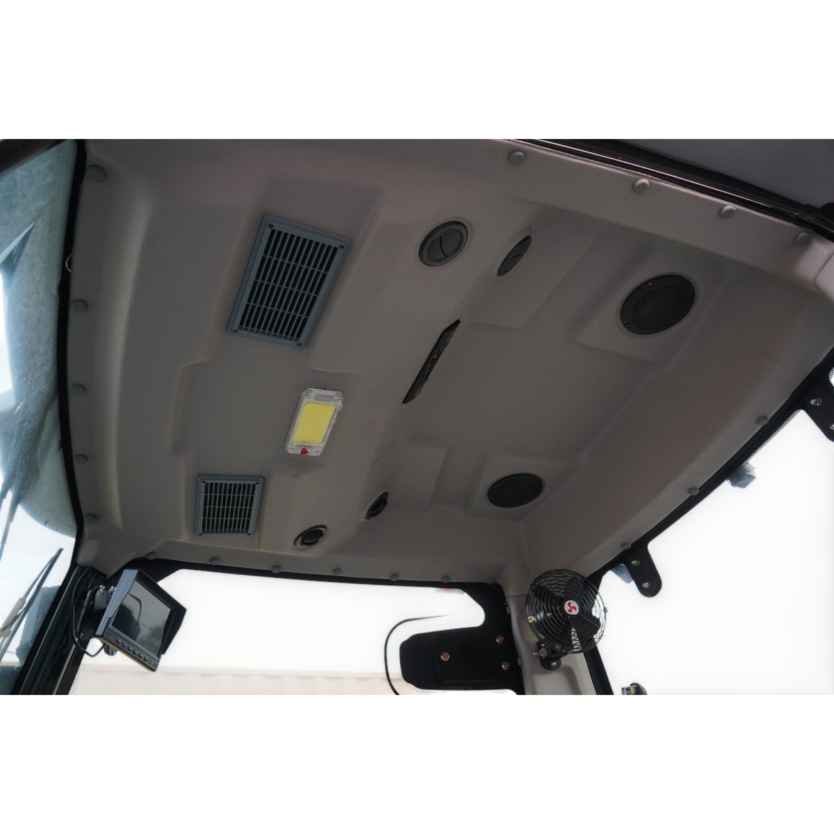 Tractor 60CP 4x4 cu cabina, motor diesel YTO, incarcator frontal hidraulic, cupa 1400mm, camere video KONIG 604 – imagine 8